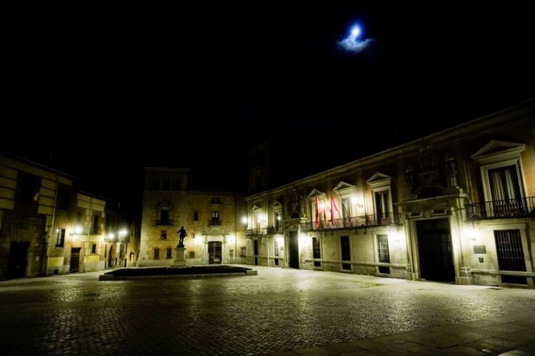 LYNXMPEG9S1SR.jpg,Foto del miércoles de la Plaza de la Villa en Madrid en medio de la pandemia de coronavirus. 
Oct 28, 2020. REUTERS/Juan Medina; Crédito: JUAN MEDINA, Reuters