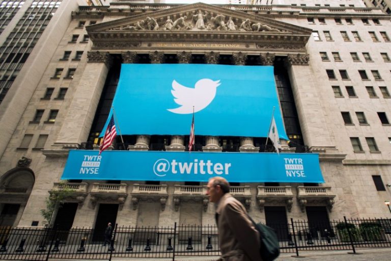 LYNXMPEG9S1VW.jpg,FILE PHOTO: A sign displays the Twitter logo on the front of the New York Stock Exchange ahead of the company's IPO in New York, November 7, 2013.  REUTERS/Lucas Jackson; Crédito: Lucas Jackson, Reuters