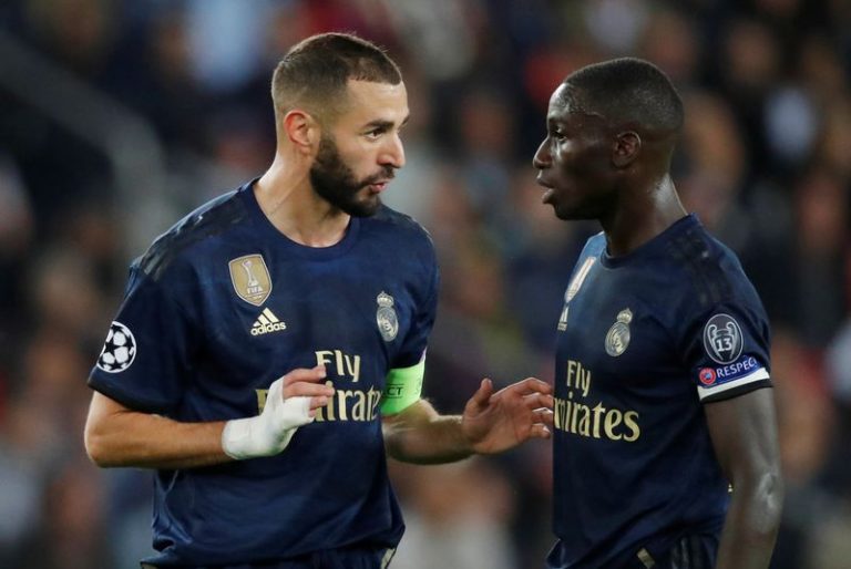 LYNXMPEG9S1WD.jpg,Foto de archivo. El delantero del Real Madrid Karim Benzema conversa con su compañero Ferland Mendy durante un partido contra el PSG en París. 18 de septiembre de 2019.  REUTERS/Charles Platiau; Crédito: Charles Platiau, Reuters