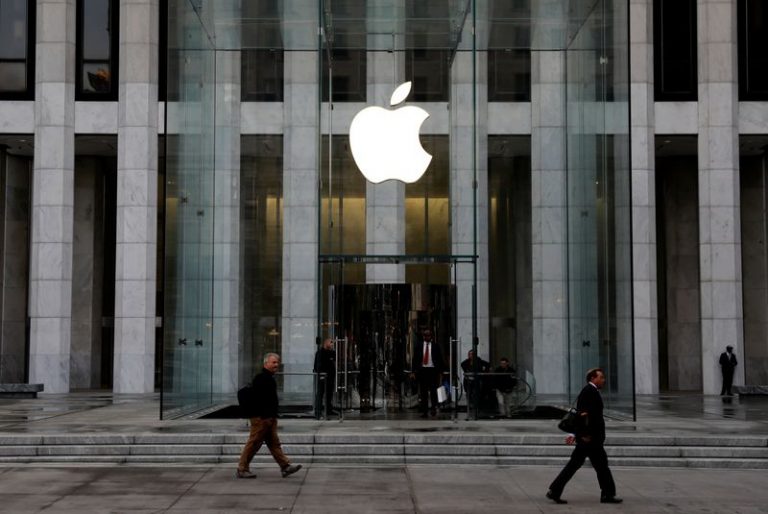 LYNXMPEG9S1Y5.jpg,The Apple Inc. logo is seen hanging at the entrance to the Apple store on 5th Avenue in Manhattan, New York, U.S., October 16, 2019. REUTERS/Mike Segar/Files; Crédito: MIKE SEGAR, Reuters