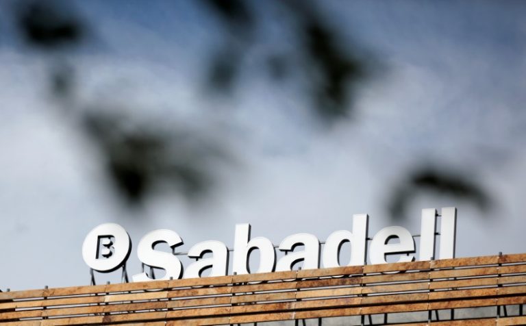 LYNXMPEG9T0GG.jpg,FILE PHOTO: The Banco Sabadell logo can be seen behind leaves on top of a building outside Madrid, Spain, April 13, 2016. REUTERS/Andrea Comas; Crédito: Andrea Comas, Reuters