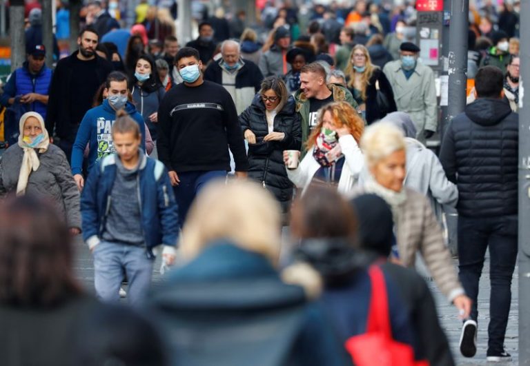 LYNXMPEG9T0JZ.jpg,FILE PHOTO:  People with and without protective face masks are pictured at Wilmersdorfer Strasse shopping street, as the spread of the coronavirus disease (COVID-19) continues, in Berlin, Germany, October 12, 2020. REUTERS/Fabrizio Bensch/File photo; Crédito: FABRIZIO BENSCH, Reuters