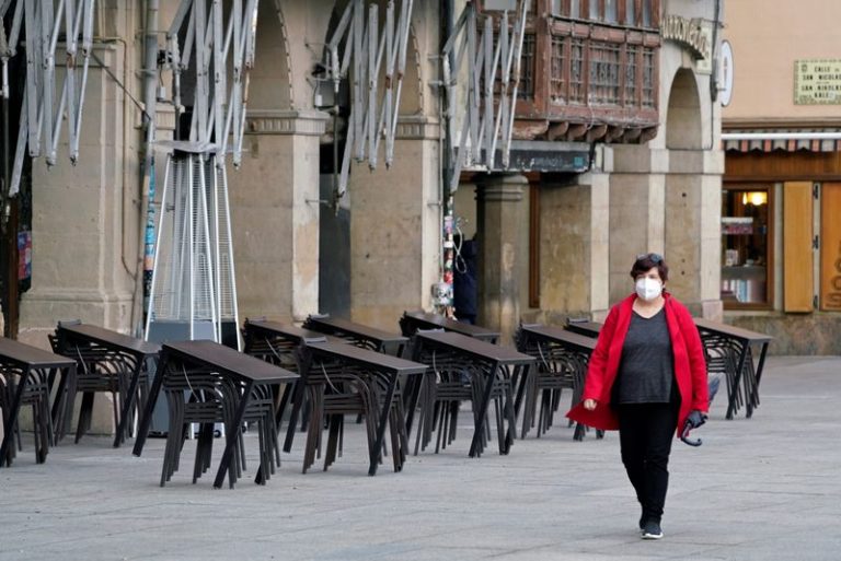LYNXMPEG9T0LU.jpg,A masked woman walks past a closed bar after the Navarran local government limited all non-essential movement in and out of the region for two weeks starting Thursday, amid the coronavirus outbreak, Pamplona, Spain, October 22, 2020. REUTERS/Vincent West; Crédito: VINCENT WEST, Reuters