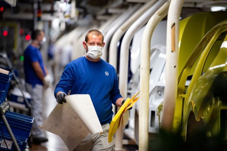 LYNXMPEG9T0RY.jpg,FILE PHOTO: Workers wear protective masks at the Volkswagen assembly line  in Wolfsburg, Germany, April 27, 2020, Swen Pfoertner/Pool via REUTERS; Crédito: POOL, Reuters