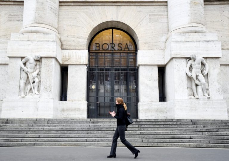 LYNXMPEG9T0X0.jpg,FOTO DE ARCHIVO: Una mujer pasa por la Bolsa Italiana de Milán, Italia, 25 de febrero de 2020. REUTERS/Flavio Lo Scalzo; Crédito: Flavio Lo Scalzo, Reuters