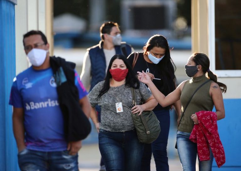 LYNXMPEG9T14C.jpg,FOTO DE ARCHIVO. Trabajadores abandonan la fábrica avícola de JBS SA, en Passo Fundo, estado de Rio Grande do Sul, Brasil. 24 de abril de 2020. REUTERS/Diego Vara; Crédito: DIEGO VARA, Reuters