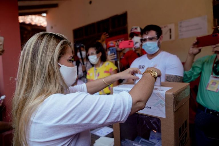 LYNXMPEG9T16Z.jpg,Foto de archivo de la mandataria interina de Bolivia Jeanine Añez votando en la elección presidencial en Trinidad, Beni. 
Oct 18, 2020. Courtesía de Presidencia de Bolivia/Handout via REUTERS 
ATENCIÓN EDITORES, ESTA IMAGEN FUE SUMINISTRADA POR UNA TERCERA PARTE, PROHIBIDA SU REVENTA O SU USO COMO ARCHIVO ; Crédito: Bolivian Presidency, Reuters