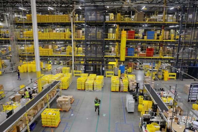 LYNXMPEG9T184.jpg,FOTO DE ARCHIVO. Empleados de Amazon trabajan en un centro de acopio de mercaderías de la empresa, en Nueva Jersey, EEUU. 2 de diciembre de 2019. REUTERS/Lucas Jackson; Crédito: LUCAS JACKSON, Reuters