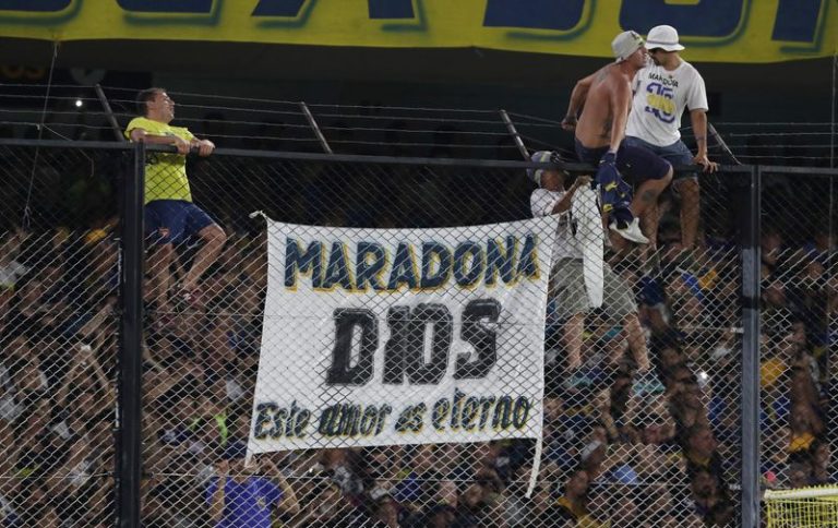 LYNXMPEG9T18K.jpg,Foto de archivo ilustrativa de una bandera de la hinchada de Boca en homenaje a Diego Maradona en el partido con Gimnasia y Esgrima en La Bombonera de Buenos Aires. 
Mar 7, 2020   REUTERS/Agustin Marcarian; Crédito: AGUSTIN MARCARIAN, Reuters