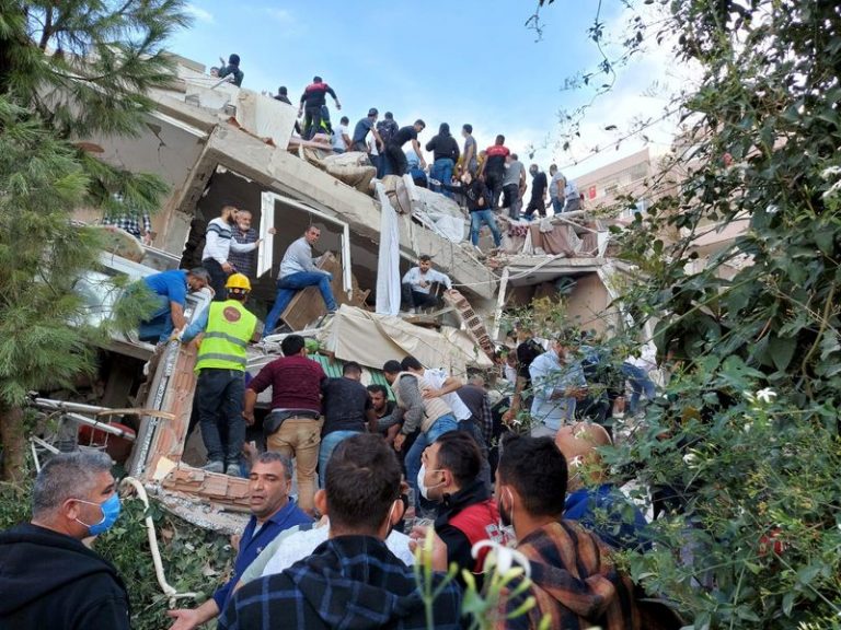 LYNXMPEG9T1AW.jpg,Lugareños y funcionarios buscan sobrevivientes en un edificio derrumbado después de que un fuerte terremoto golpeó el mar Egeo el viernes y se sintió tanto en Grecia como en Turquía, donde algunos edificios colapsaron en la provincia costera de Izmir, Turquía. 30 de octubre de 2020.. REUTERS/Tuncay Dersinlioglu; Crédito: TUNCAY DERSINLIOGLU, Reuters