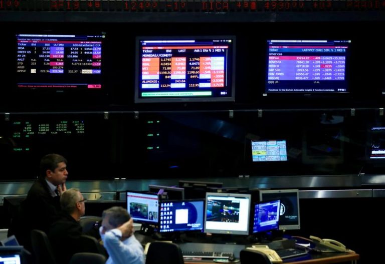 LYNXMPEG9T1C1.jpg,Foto de archivo - Operadores trabajan en la Bolsa de Comercio de Buenos Aires (BCBA), Argentina. Sep 26, 2018. REUTERS/Marcos Brindicci; Crédito: MARCOS BRINDICCI, Reuters