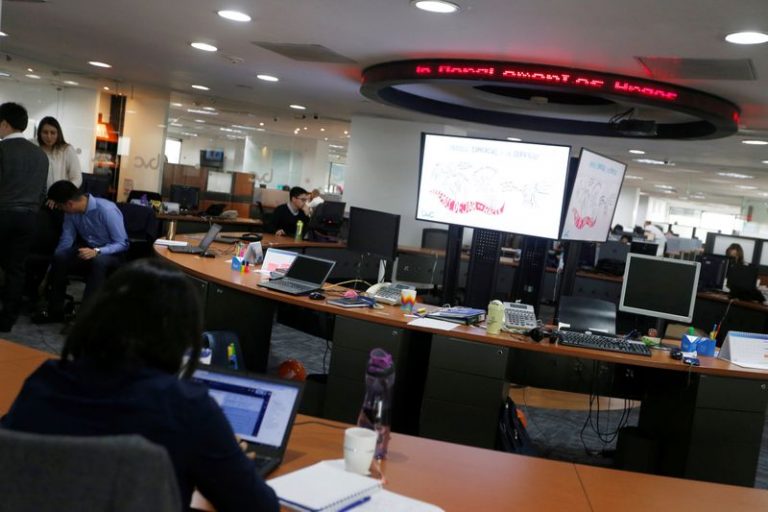 LYNXMPEG9T1C2.jpg,IMAGEN DE ARCHIVO. Operadores trabajan en el piso de la Bolsa de Valores de Colombia, en Bogotá, Enero 29, 2019. REUTERS/Luisa Gonzalez; Crédito: LUISA GONZALEZ, Reuters