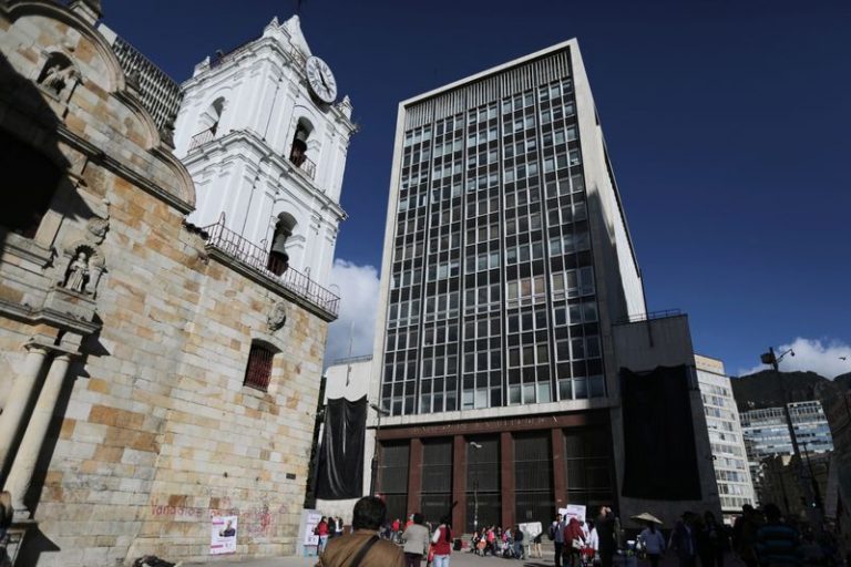 LYNXMPEG9T1FZ-1.jpg,Foto de archivo. Imagen de la sede del Banco Central de Colombia en Bogotá, Colombia, 9 de octubre, 2019. REUTERS/Luisa González; Crédito: LUISA GONZALEZ, Reuters