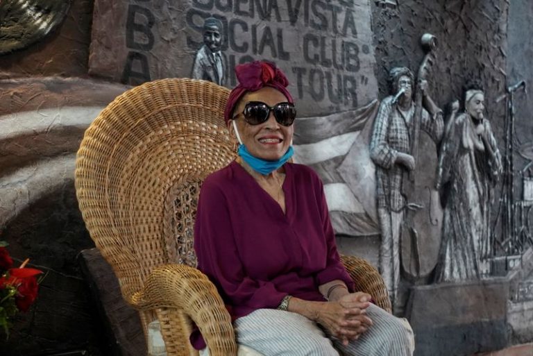 LYNXMPEG9T1JX.jpg,La cantante cubana Omara Portuondo celebra su 90 cumpleaños en La Habana, Cuba, el 29 de octubre de 2020. REUTERS/Alexandre Meneghini; Crédito: ALEXANDRE MENEGHINI, Reuters