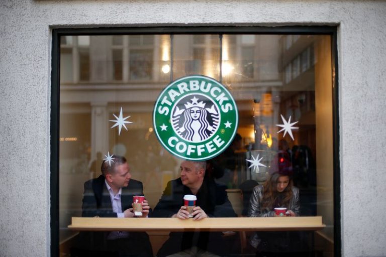 LYNXMPEG9T1K9-1.jpg,Los clientes se sientan en una cafetería Starbucks en el centro de Londres, Reino Unido, el 3 de diciembre de 2012. REUTERS / Andrew Winning/ Foto de archivo ; Crédito: Andrew Winning, Reuters