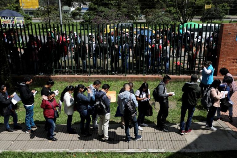 LYNXMPEG9T1KQ.jpg,Foto de archivo. Personas hacen fila para presentar sus solicitudes de empleo en Bogotá, Colombia, 31 de mayo, 2019. REUTERS/Luisa González; Crédito: LUISA GONZALEZ, Reuters