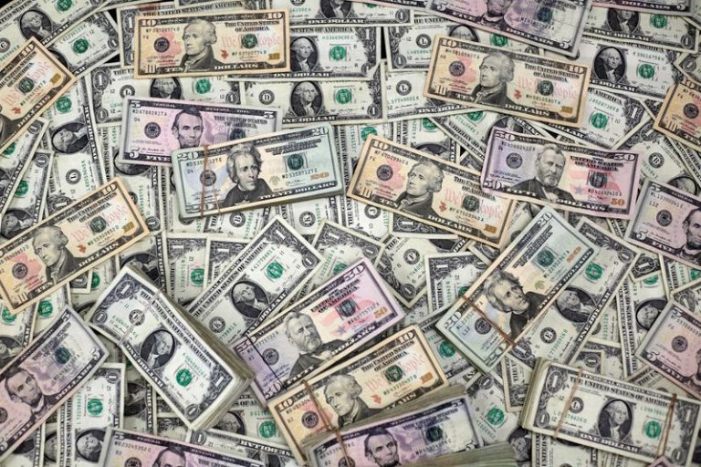 LYNXMPEG9T1Q4.jpg, Billetes de dólares estadounidenses se ven en esta ilustración . Foto de archivo Feb 12, 2018. REUTERS/Jose Luis Gonzalez/Illustration/File Photo; Crédito: JOSE LUIS GONZALEZ, Reuters