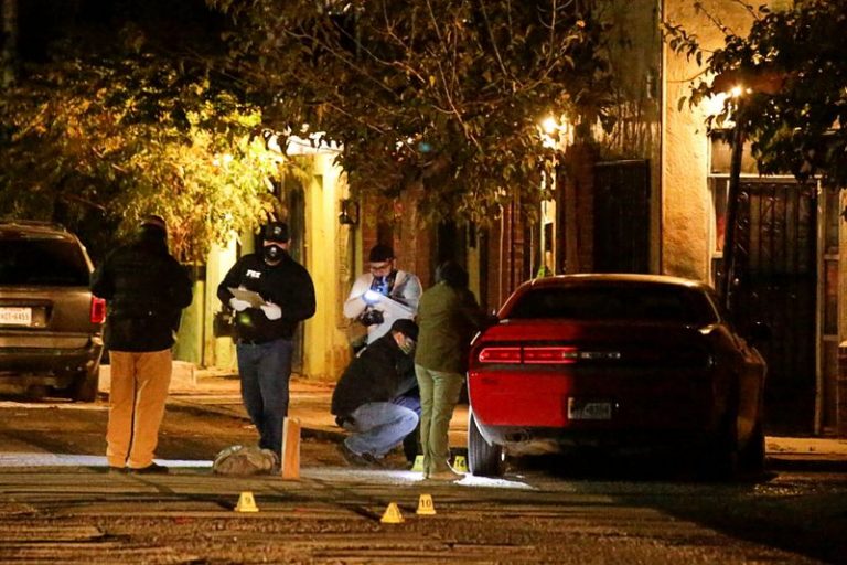 LYNXMPEG9T1RN.jpg,Técnicos forenses trabajan en la escena del crimen donde murió el presentador de noticias de Multimedios, Arturo Alba, en el centro de Ciudad Juárez, Chihuahua. México, 30 de octubre de 2020. REUTERS/Jose Luis Gonzalez; Crédito: JOSE LUIS GONZALEZ, Reuters