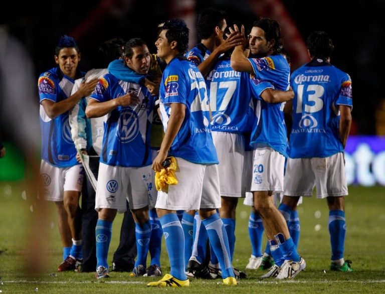 LYNXMPEG9T1S1.jpg,Foto de archivo de futbolistas de Puebla celebrando un gol durante partido del torneo mexicano. Estadio Tecnológico, Monterrey, México. 16 de mayo de 2009.
REUTERS/Tomás Bravo; Crédito: Array, Reuters