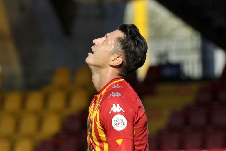 LYNXMPEG9T1TC.jpg,Foto de archivo: Gianluca Lapadula del Benevento durante el partido de la liga italiana de fútbol ante Bolonia jugado en el estadio Ciro Vigorito de Benevento, Italia. 4 de octubre de 2020. (Photo by Vincenzo Izzo/Sipa USA)
No Use UK. No Use Germany.; Crédito: Vincenzo Izzo, Reuters