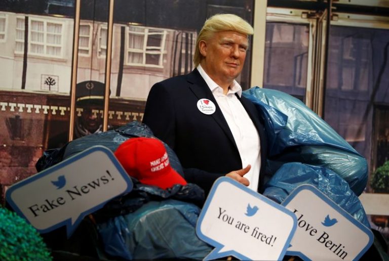 LYNXMPEG9T1VW.jpg,Una figura de cera del presidente de Estados Unidos, Donald Trump, es arrojada en un contenedor de basura en el museo Madame Tussauds de Berlín, Alemania, el 30 de octubre de 2020. REUTERS/Michele Tantussi; Crédito: MICHELE TANTUSSI, Reuters