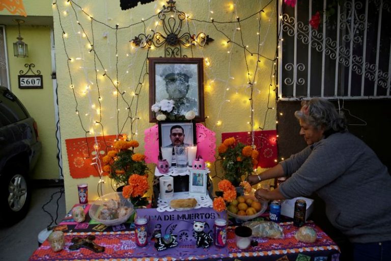 LYNXMPEG9U014.jpg,Imagen de archivo. La madre de Andrés García, enfermero del Instituto Mexicano del Seguro Social (IMSS) que falleció por COVID-19, la enfermedad causada por el coronavirus, instala un altar para honrar a su hijo antes del Día de Muertos, en Ciudad Juárez, México. 29 de octubre de 2020. REUTERS / Jose Luis Gonzalez; Crédito: JOSE LUIS GONZALEZ, Reuters
