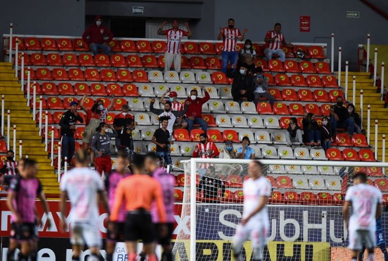 LYNXMPEG9U02L.jpg,Foto de archivo de aficionados de Necaxa durante reapertura de estadios en México. Estadio Victoria, Aguascalientes, México. 16 de octubre de 2020.
REUTERS/Omar Hernández; Crédito: Array, Reuters