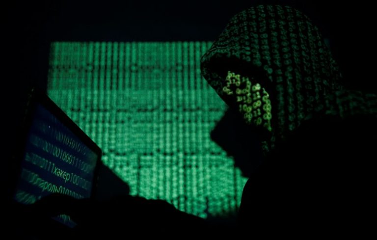 LYNXMPEG9U0AE.jpg,FILE PHOTO: A hooded man holds a laptop computer as cyber code is projected on him in this illustration picture taken on May 13, 2017. REUTERS/Kacper Pempel/Illustration; Crédito: Kacper Pempel, Reuters
