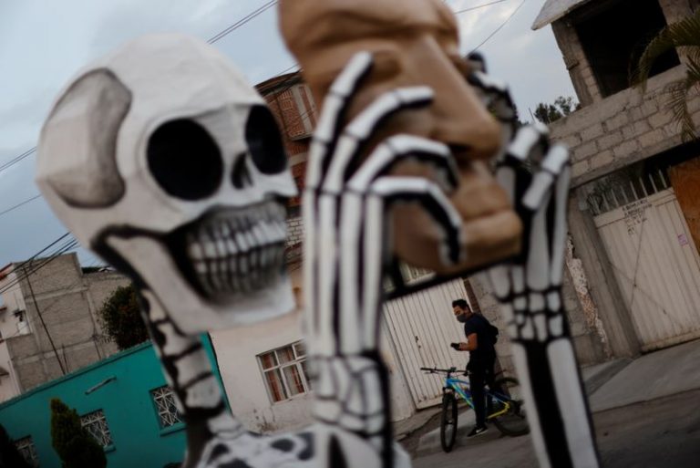 LYNXMPEG9U0E6.jpg,Foto de archivo. Un hombre sentado en su bicicleta junto a una escultura de esqueleto que se exhibe en una calle en un vecindario antes de la tradicional celebración del Día de Muertos, en medio del brote de la enfermedad por coronavirus (COVID-19) en la Ciudad de México, 30 de octubre de 2020 REUTERS/Carlos Jasso; Crédito: CARLOS JASSO, Reuters