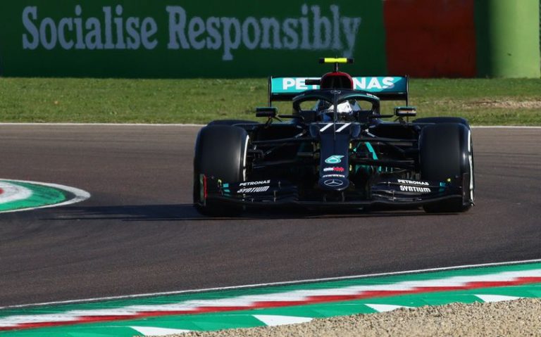 LYNXMPEG9U0E7.jpg,El Mercedes del piloto finlandés Valtteri Bottas durante las prácticas para el Gran Premio de Emilia Romaña en el Autódromo Enzo e Dino Ferrari de Imola, Italia. 31 octubre 2020. Davide Gennari/Pool vía Reuters ; Crédito: Pool, Reuters