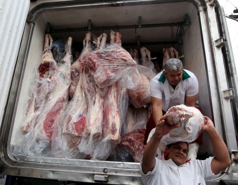 LYNXMPEG9U0EY.jpg,Imagen de archivo de trabajadores descargando carne de un camión en Sao Paulo. 3 junio 2015. REUTERS/Paulo Whitaker; Crédito: Paulo Whitaker, Reuters
