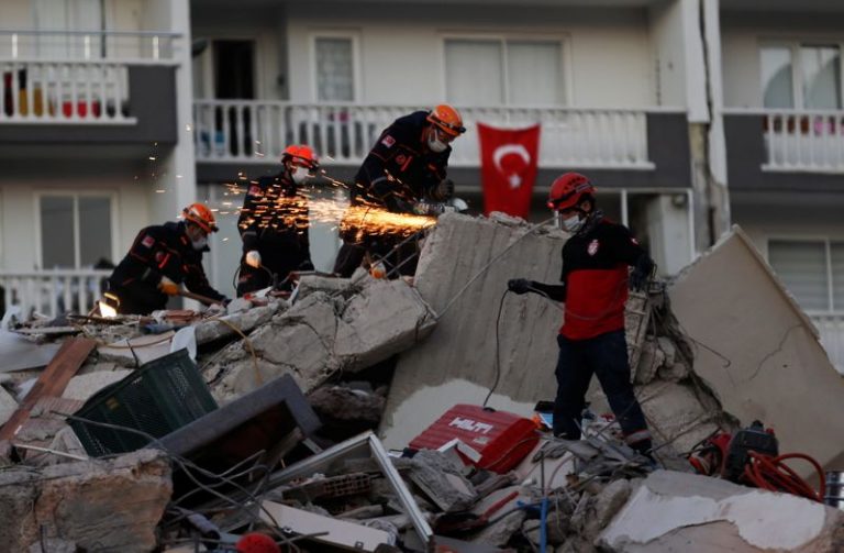 LYNXMPEG9U0J2.jpg,Los rescatistas buscan sobrevivientes del terremoto bajo los restos de un edificio en Esmirna, Turquía. 31 octubre 2020. REUTERS/Kemal Aslan; Crédito: Kemal Aslan, Reuters