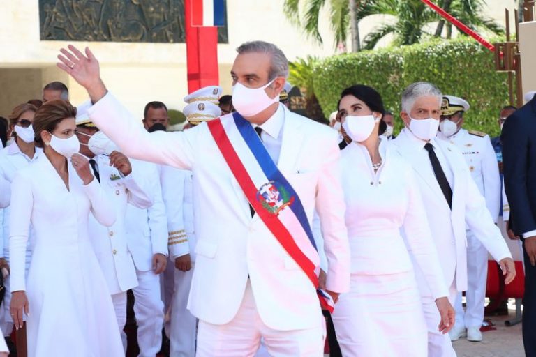 LYNXMPEG9U0JP.jpg,Foto de archivo. El nuevo presidente de República Dominicana Luis Abinader saluda junto a su esposa Raquel Arbaje tras su ceremonia de jura en Santo Domingo, República Dominicana, 16 de agosto de 2020. REUTERS/Ricardo Rojas; Crédito: RICARDO ROJAS, Reuters