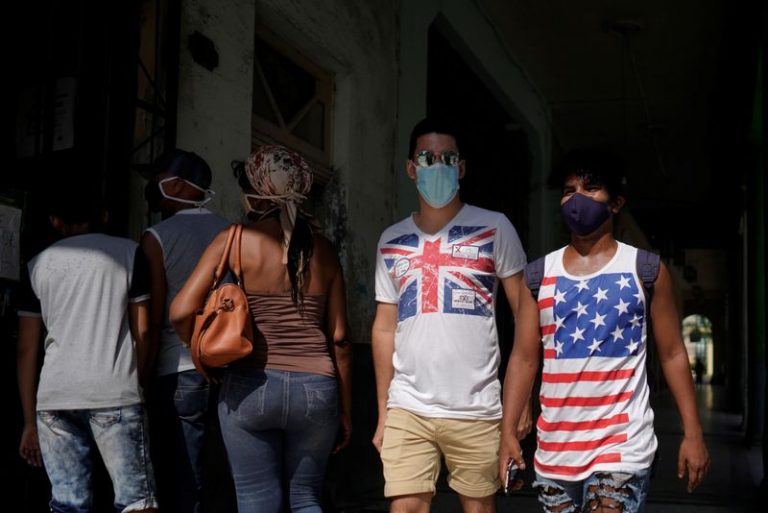 LYNXMPEGA00YU.jpg,Dos personas visten camisetas con las banderas del Reino Unido y Estados Unidos por una calle del centro de La Habana, Cuba. 31 octubre 2020. REUTERS/Alexandre Meneghini; Crédito: Alexandre Meneghini, Reuters