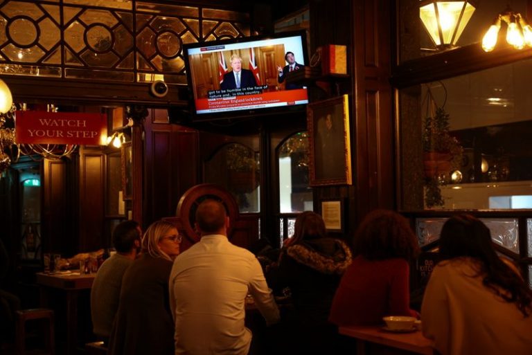 LYNXMPEGA010T.jpg,Personas asisten al anuncio del primer ministro británico Boris Johnson en Londres, Reino Unido, el 31 de octubre de 2020. REUTERS/Henry Nicholls; Crédito: HENRY NICHOLLS, Reuters
