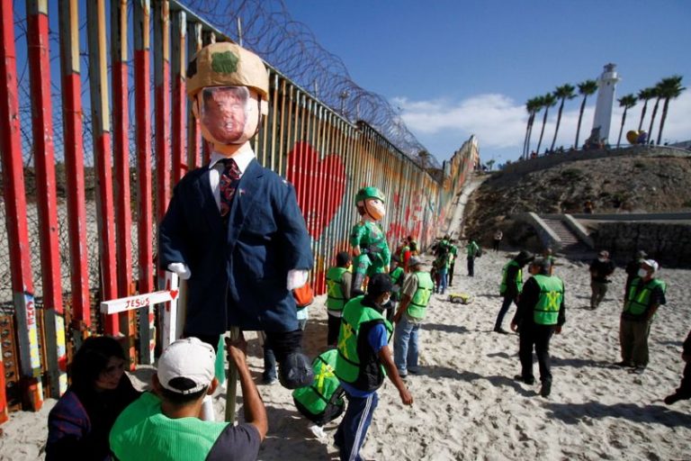 LYNXMPEGA0114.jpg,Migrantes y miembros de la sociedad civil sostienen piñatas con la imagen del presidente de Estados Unidos, Donald Trump, y un oficial de la patrulla fronteriza durante una protesta contra las solicitudes de asilo estancadas y la construcción del muro, en la cerca fronteriza entre México y Estados Unidos en Tijuana., Mexico. Octubre 31 2020. REUTERS/Jorge Duenes; Crédito: JORGE DUENES, Reuters