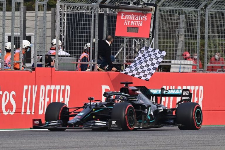 LYNXMPEGA011E.jpg,El piloto de Mercedes Lewis Hamilton cruza primero la meta en el Gran Premio de Emilia Romaña, disputado en el Autódromo Enzo e Dino Ferrari de Imola, Italia. 1 noviembre 2020. Pool vía Reuters/Miguel Medina; Crédito: Miguel Medina, Reuters