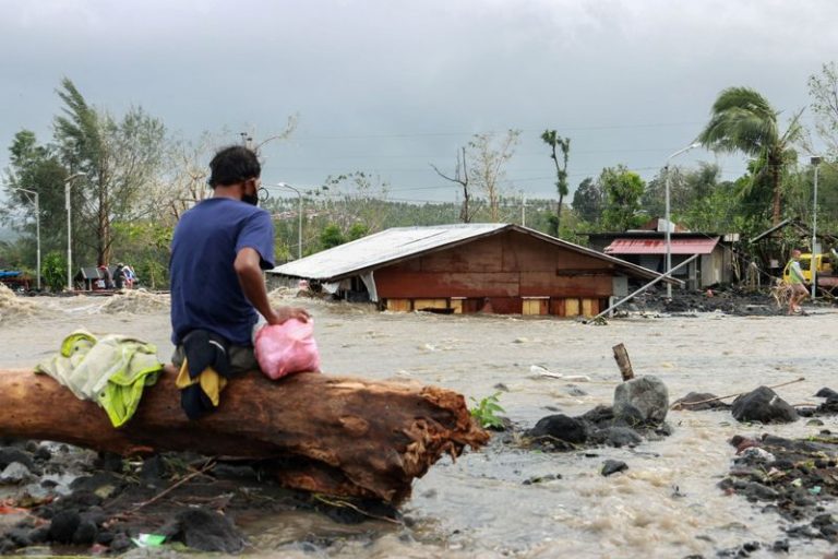 LYNXMPEGA014Z.jpg,Un hombre observa su casa sepultada por escombros y arena tras las inundaciones repentinas provocadas por el tifón 