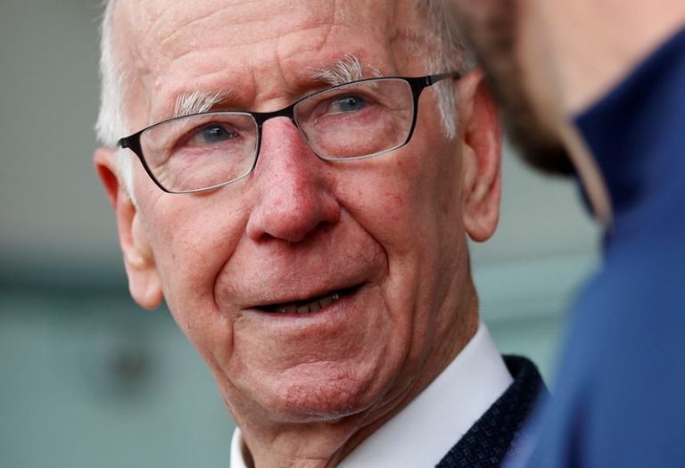 LYNXMPEGA0153.jpg,Imagen de archivo de Bobby Charlton hablando con el seleccionador inglés Gareth Southgate durante un entrenamiento. St. George’s Park, Burton upon Trent, Reino Unido. 2 oct 2017. Action Images vía Reuters/Carl Recine; Crédito: Carl Recine, Reuters