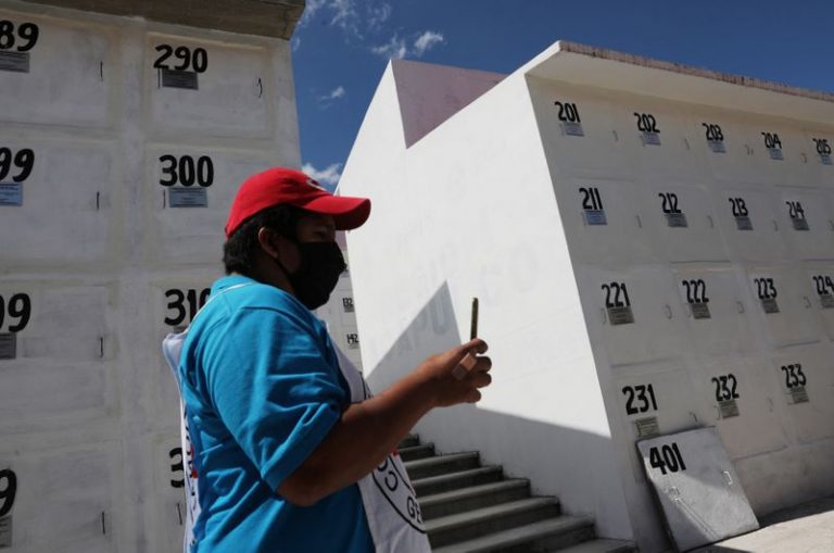 LYNXMPEGA016H.jpg,Un miembro del Comité Internacional de la Cruz Roja (CICR) pasa junto a una sección del cementerio forense dedicada a los cuerpos no reclamados, en su mayoría víctimas de delitos, durante una ceremonia para conmemorar sus vidas, antes de la tradicional celebración del Día de Muertos, en Chilpancingo, estado Guerrero, México. Foto tomada el 30 de octubre de 2020. REUTERS/Henry Romero; Crédito: HENRY ROMERO, Reuters
