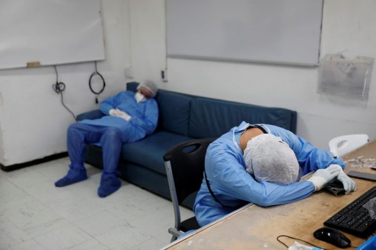 LYNXMPEGA101X.jpg,Foto de archivo. Trabajadores médicos con trajes protectores descansan después de horas de tratar a pacientes que padecen la enfermedad del coronavirus (COVID-19) en una unidad de cuidados intensivos en el Hospital Juárez de México en la Ciudad de México, México 29 de octubre de 2020. REUTERS/Carlos Jasso; Crédito: CARLOS JASSO, Reuters