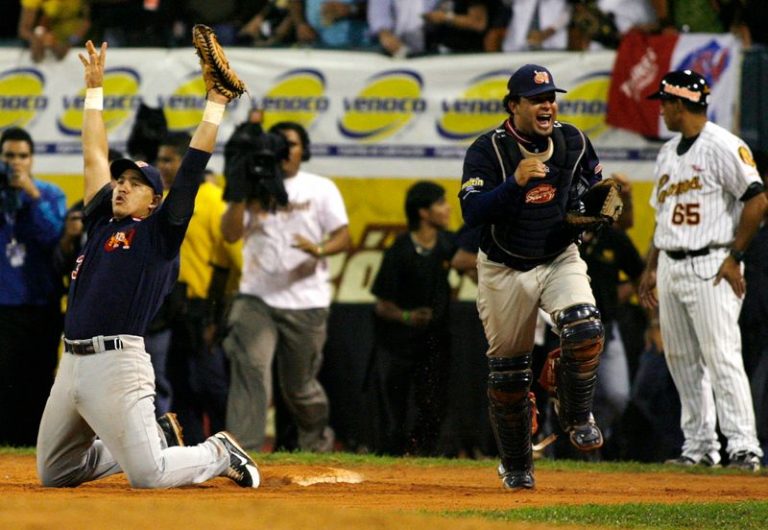LYNXMPEGA1028.jpg,FOTO DE ARCHIVO-Tigres de Aragua 1B Giménez y el receptor Raúl Chávez celebran tras ganar el séptimo juego de la serie final de la Liga de Béisbol de Venezuela ante Leones de Caracas, foto tomada el 30 de enero de 2009. Tigres de Aragua ganó la serie final de la liga y aseguró un lugar en la Serie del Caribe en México. REUTERS / Edwin Montilva (VENEZUELA). ; Crédito: Edwin Montilva, Reuters