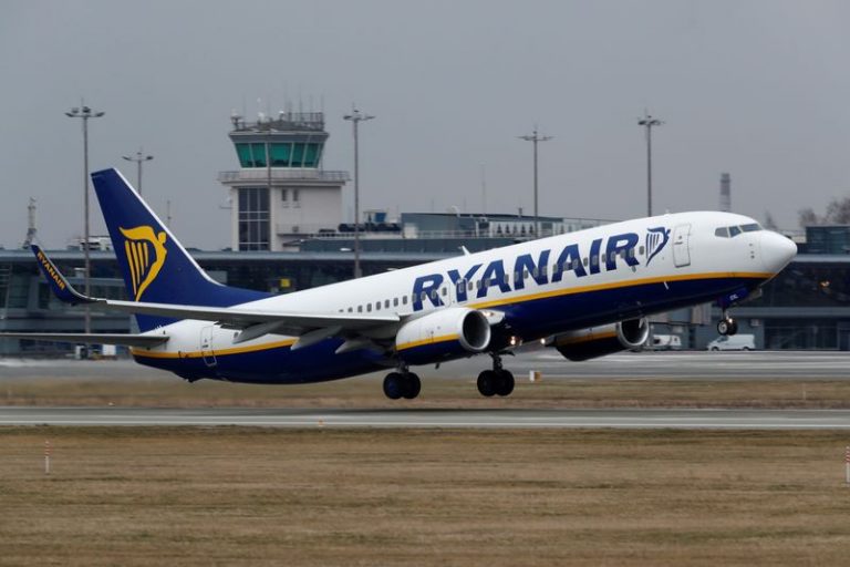 LYNXMPEGA10BU.jpg,FOTO DE ARCHIVO: Un avión modelo Boeing 737-8AS de Ryanair despega del aeropuerto de Riga, Letonia, el 16 de marzo de 2020. REUTERS/Ints Kalnins; Crédito: INTS KALNINS, Reuters