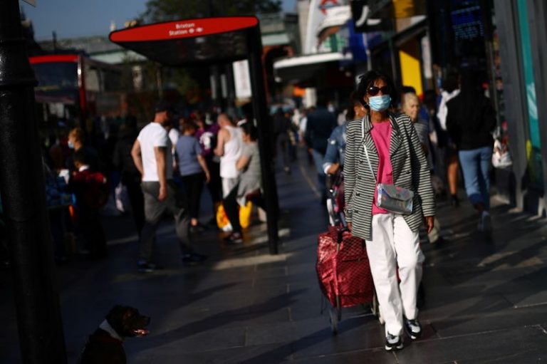 LYNXMPEGA10HM.jpg,FOTO DE ARCHIVO: Una mujer con mascarilla en Brixton, Londres, Reino Unido, el 21 de septiembre de 2020. REUTERS/Hannah McKay; Crédito: HANNAH MCKAY, Reuters