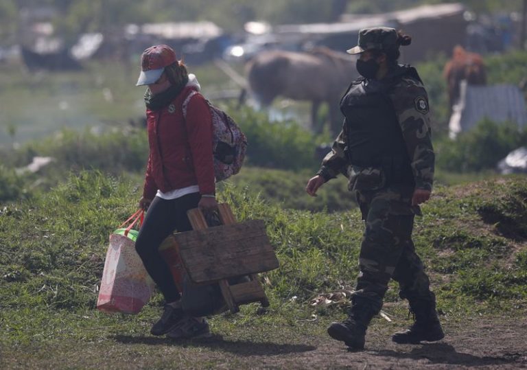 LYNXMPEGA10IL.jpg,Un efectivo argentino acompaña a un hombre desalojado de un campamento en Guernica, en las afueras de Buenos Aires, Argentina. FOTO DE ARCHIVO. October 29, 2020. REUTERS/Agustin Marcarian; Crédito: AGUSTIN MARCARIAN, Reuters