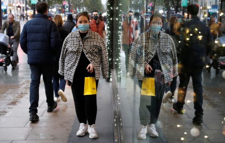 LYNXMPEGA10K5.jpg,Una mujer pasa enfrente de una tienda de Oxford Street en Londres después de que el Gobierno anunció nuevas restricciones para contener la epidemia de coronavirus. November 1, 2020.  REUTERS/Peter Nicholls; Crédito: PETER NICHOLLS, Reuters