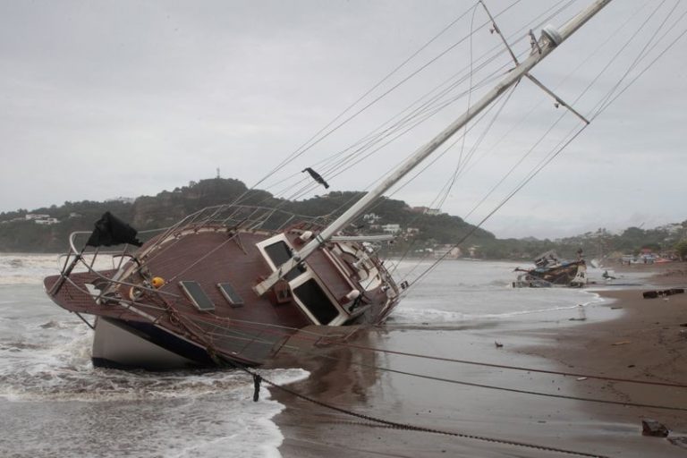 LYNXMPEGA10NF-4.jpg,FOTO DE ARCHIVO. Un bote dañado yace en una playa de San Juan del Sur en Nicaragua tras una de las últimas tormentas en azotar el país en 2017.  REUTERS/Oswaldo Rivas; Crédito: OSWALDO RIVAS, Reuters