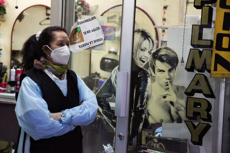 LYNXMPEGA10PU.jpg,La dueña de un salón de belleza está de pie junto a la entrada de su negocio, en medio de un relajamiento de las medidas de contención social contra el coronavirus, en un centro comercial en Santiago, Chile, el 3 de septiembre de 2020. REUTERS/Ivan Alvarado ; Crédito: Ivan Alvarado, Reuters