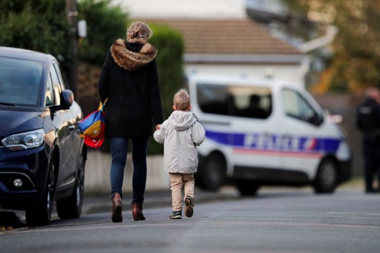 LYNXMPEGA10QN.jpg,Una mujer lleva a su hijo de la mano de camino a la escuela en los alrededores de la universidad Bois d'Aulne, París, Francia, 2 noviembre 2020.
REUTERS/Benoit Tessier; Crédito: BENOIT TESSIER, Reuters