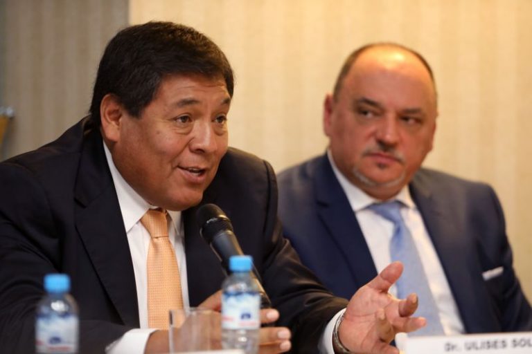 LYNXMPEGA10RP.jpg,FOTO DE ARCHIVO. Ulises Solis (izq.), gerente general de Macusani Yellowcake y Laurence Stefan, director de operaciones de Plateau Energy, asisten a una conferencia de prensa en Lima, Perú. 16 de julio de 2018. REUTERS/Mariana Bazo; Crédito: MARIANA BAZO, Reuters